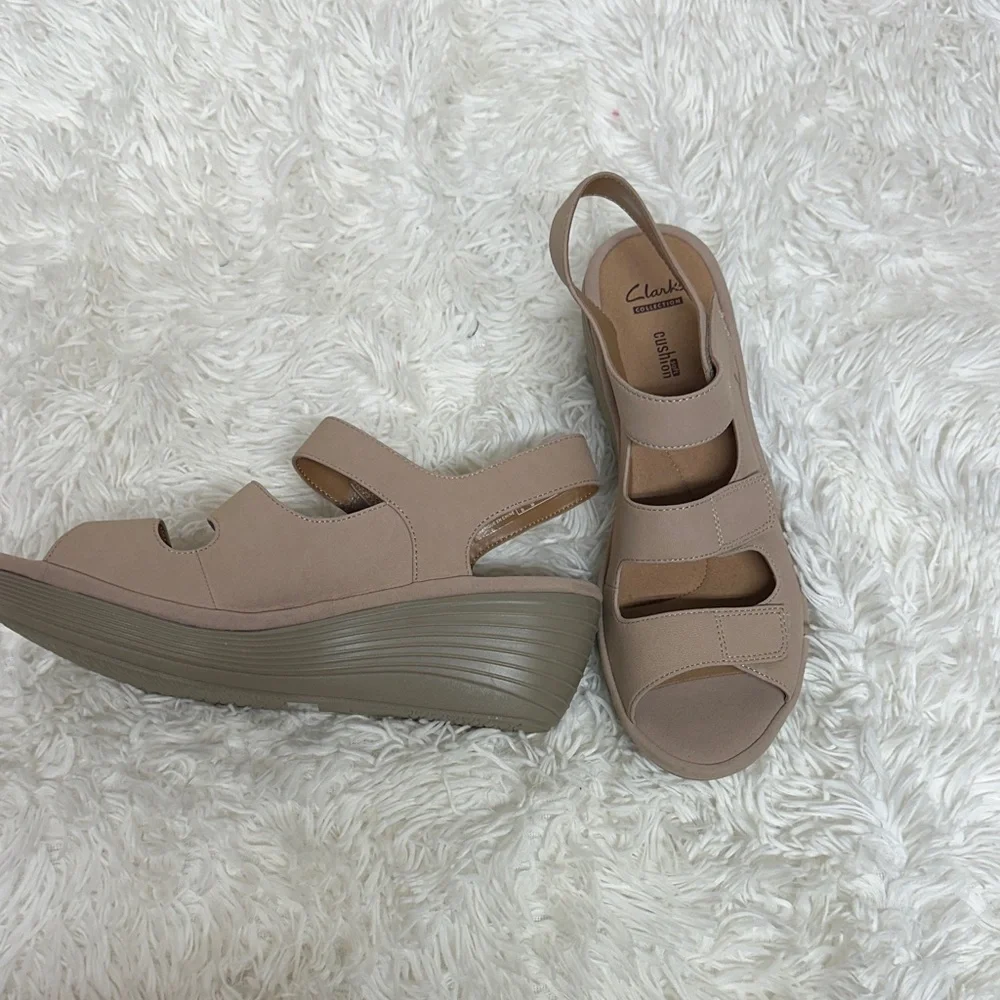 Women's 9.5M Clarks Reedly Juno Beige Sand Nubuck  Sandals Wedge Platform New